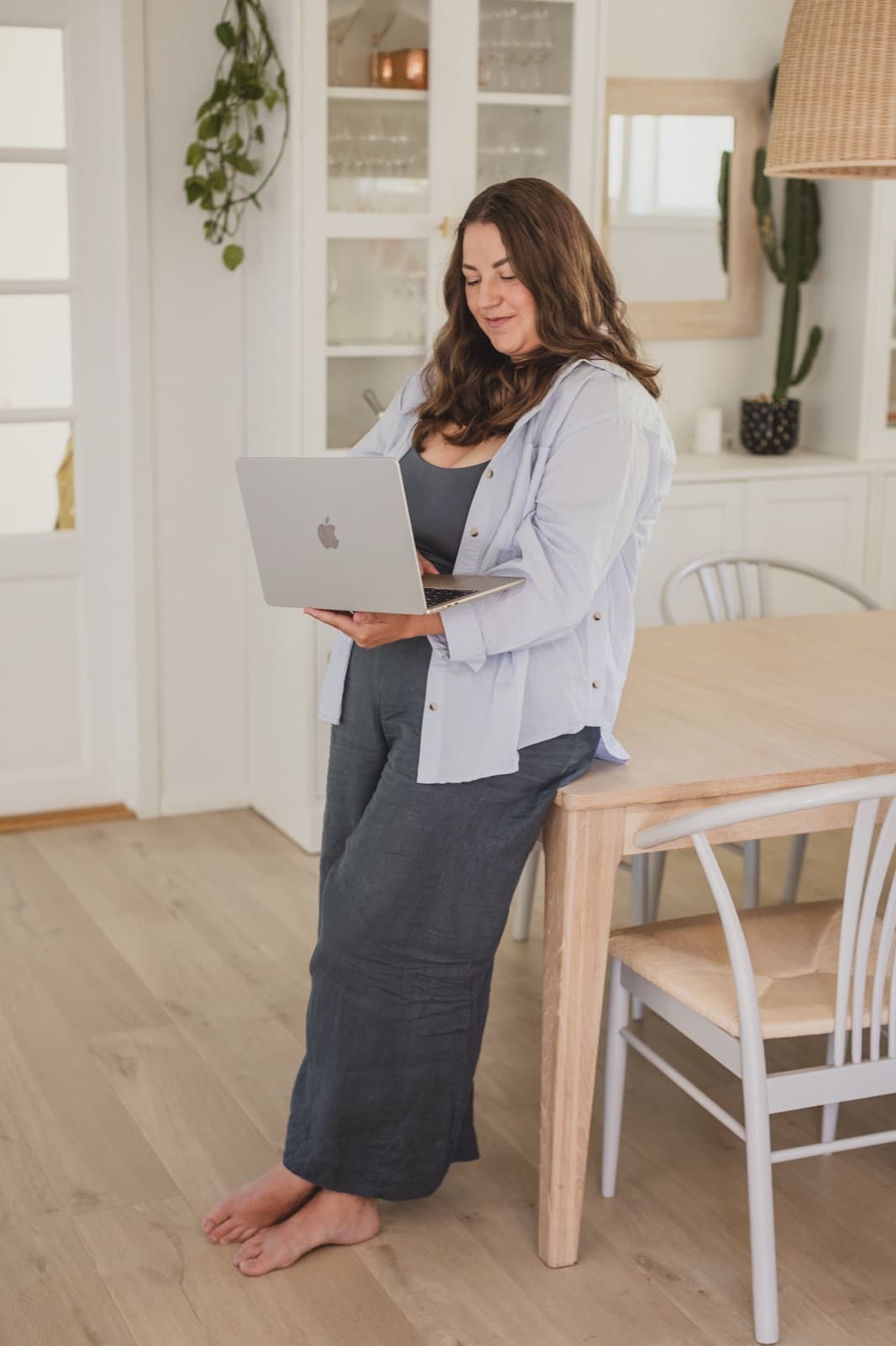 Silje jobber konsentrert ved laptop hjemme
